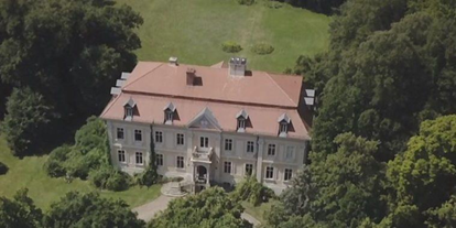 Hochzeit - Umgebung: am Land - Brandenburg - Vogelpersbektive auf das Schloss Stülpe. - Schloss Stülpe