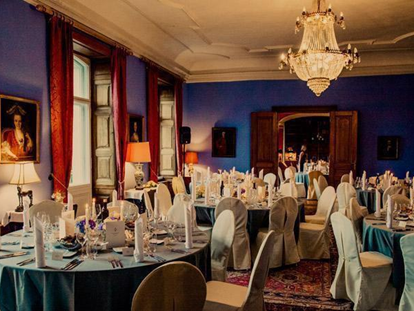 Hochzeit - nächstes Hotel - Zossen - Eingedeckter Blauer Salon für eure Hochzeit auf Schloss Stülpe. - Schloss Stülpe
