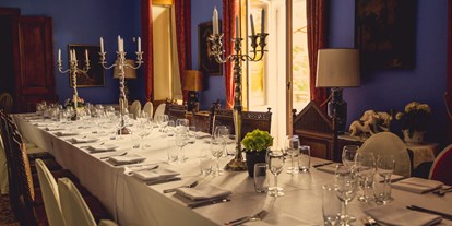 Hochzeit - externes Catering - Brandenburg Süd - Große Tafel im Blauen Salon. - Schloss Stülpe