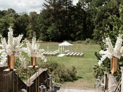 Hochzeit - nächstes Hotel - Zossen - Eine Freie Gartentrauung im Schlosspark von Schloss Stülpe. - Schloss Stülpe