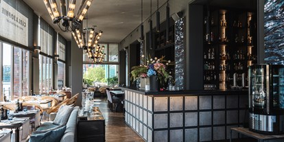 Hochzeit - Umgebung: in einer Stadt - Schönow (Landkreis Barnim) - Innenbereich mit Bar  - CARL & SOPHIE Spree Restaurant
