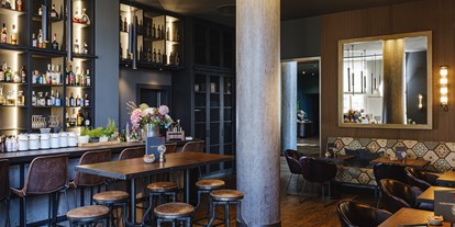 Hochzeit - Hochzeits-Stil: Boho - Berlin - Innenbereich mit Bar und Lounge - CARL & SOPHIE Spree Restaurant