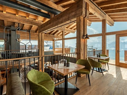 Hochzeit - Art der Location: Gasthaus - Tirol - Große Fensterfronten geben den Blick auf die Zillertaler Bergwelt frei. - Wiesenalm