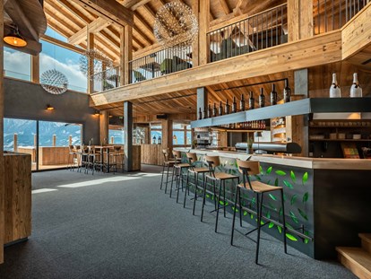 Hochzeit - Art der Location: Restaurant - Tirol - Der große Luftraum im Inneren ist die Verbindung von Erdgeschoss und erstem Stock. - Wiesenalm