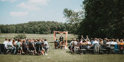 Hochzeit - Hochzeits-Stil: Vintage - Börnicke (Landkreis Barnim) - Freie Trauung auf der Wiese vor dem Restaurant - Gut Sarnow - Hotel, Restaurant und Reitanlage