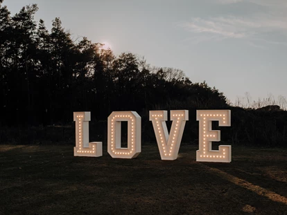 Nozze - Geeignet für: Geburtstagsfeier - Burgebrach - XXL-Leuchtbuchstaben "LOVE" als Fotohintergrund/Dekoelement - Eventlocation am Wald