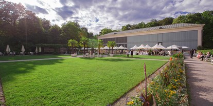 Hochzeit - Umgebung: im Park - Oberbayern - Schlosscafe im Palmenhaus