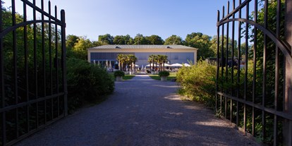 Hochzeit - Umgebung: im Park - Oberbayern - Das Palmenhaus vom Schloss Nympfenburg bei München. - Schlosscafe im Palmenhaus