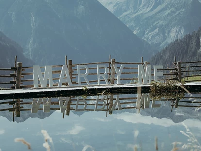 Hochzeit - Hochzeitsessen: mehrgängiges Hochzeitsmenü - Reith im Alpbachtal - Die Grasbergalm bietet einen kleinen Bergsee für unvergessliche Hochzeiten. - Grasberg Alm