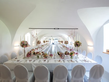 Hochzeit - Geeignet für: Firmenweihnachtsfeier - Krusdorf - festlich gedeckte Tafel im Kutschergewölbe - Schloss Welsdorf