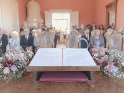Hochzeit - Hochzeits-Stil: Traditionell - Flöcking - Im Trauungssaal Augustiner finden bei Schlechtwetter die standesamtlichen Trauungen statt - Schloss Welsdorf
