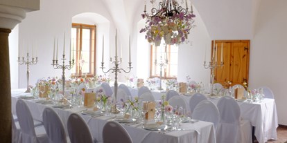 Hochzeit - Hochzeits-Stil: Rustic - Thermenland Steiermark - In unserer Taverne finden bis zu 50 Personen Platz - Schloss Welsdorf