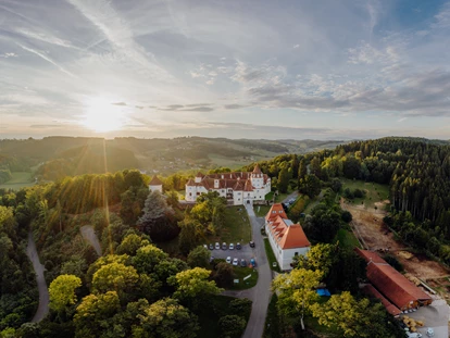 Hochzeit - Umgebung: im Park - Oberneuberg (Pöllauberg) - Den perfekten Ausblick auf das Thermenland Steiermark bietet der Schlosswirt Kornberg. - Schlosswirt Kornberg