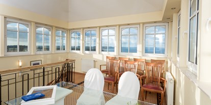 Hochzeit - Umgebung: mit Seeblick - Deutschland - Standesamt im Aussichtsturm vom Hotel Hanseatic Rügen - Trauung mit Leuchtturm-Feeling - Vju Hotel Rügen