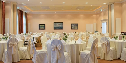 Bruiloft - Art der Location: Strand - Mecklenburg-Vorpommern - Festlich geschmückter Ballsaal für eine große Hochzeitsgesellschaft im Bernsteinpalais - Vju Hotel Rügen