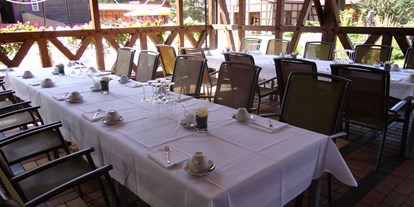 Hochzeit - Preisniveau: exklusiv - Wustrow (Mecklenburgische Seenplatte) - Kaffeetafel unter dem Backhaus - Jagdschloss Waldsee