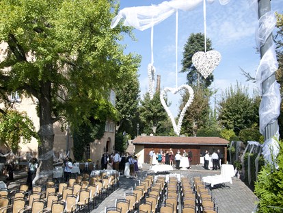 Hochzeit - Trauung im Freien - Pleisweiler-Oberhofen - Trauung im unteren Schlosshof - Hotel Schloss Edesheim