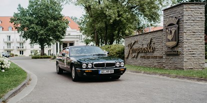 Hochzeit - PLZ 63486 (Deutschland) - Das Kempinski Hotel Frankfurt-Gravenbruch lädt mit seiner herrschaftlichen Einfahrt. - Kempinski Hotel Gravenbruch Frankfurt