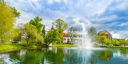 Hochzeit - Frühlingshochzeit - Deutschland - Hotelansicht mit Teich - Michel Hotel Suhl