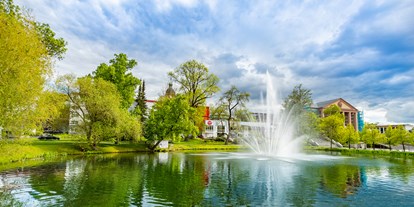 Hochzeit - Umgebung: in einer Stadt - Thüringen - Hotelansicht mit Teich - Michel Hotel Suhl