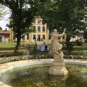 Hochzeitslocation - Das Schloss Jägersburg überzeugt mit seinem großen Schlossgarten für Gartenhochzeiten. - Schloss Jägersburg GmbH & Co. KG