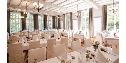 Bruiloft - Geeignet für: Hochzeit - Sleeswijk-Holstein - der große Saal, mit gedeckten Tischen - Jagdschloss Malepartus