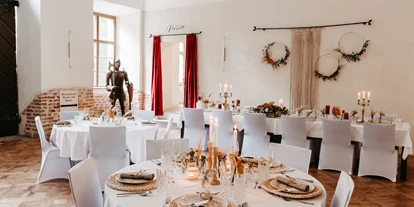 Hochzeit - Hochzeitsessen: Catering - Wilhelming (Münzkirchen) - Im Festsaal werden je nach Wunsch runde oder eckige Tische aufgebaut.  - Innviertler Versailles