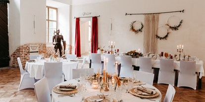 Hochzeit - Geeignet für: Hochzeit - Schwaben - Im Festsaal werden je nach Wunsch runde oder eckige Tische aufgebaut.  - Innviertler Versailles