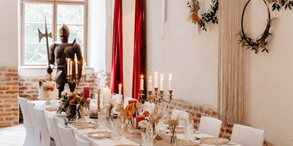 Hochzeit - Geeignet für: Firmenweihnachtsfeier - Schwaben - Die Brauttafel im Festsaal. - Innviertler Versailles