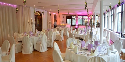 Hochzeit - nächstes Hotel - Bruckmühl (Landkreis Rosenheim) - Festsaal mit hängender Dekoration - ViCulinaris im Kolbergarten