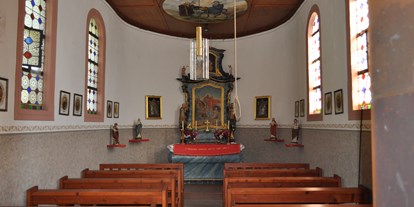Hochzeit - PLZ 79215 (Deutschland) - Im Inneren der Kapelle gibt es einen schönen Altar mit dem Heiligen St. Martin als Altarbild und Platz für ca. 35-40 Personen. - Martinskapelle auf dem Martinshof