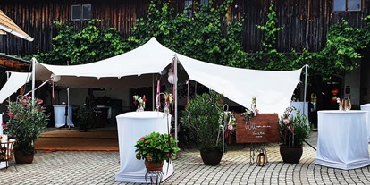 Hochzeit - Hochzeits-Stil: Rustic - Zelt im Innenhof - Jöbstl Stammhaus 