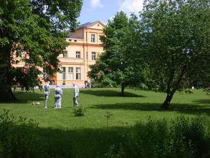 Hochzeit - Umgebung: im Park - Schloss Ziethen - Parkseite - Schloss Ziethen