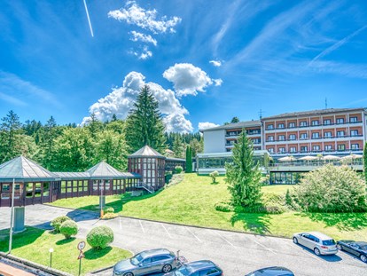 Hochzeit - Umgebung: am See - Pogöriach (Finkenstein am Faaker See) - Außenansicht Hotel Parks - Hotel Parks Velden