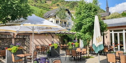 Nozze - Hochzeits-Stil: Urban Chic - Renania-Palatinato - Wein- und Biergarten hinter dem Haus, direkter Zugang vom Festsaal - Landgasthof Winzerscheune in Valwig an der Mosel