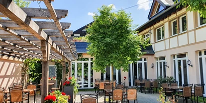 Nozze - Hochzeitsessen: 5-Gänge Hochzeitsmenü - Mosel - Wein- und Biergarten hinter dem Haus, direkter Zugang vom Festsaal - Landgasthof Winzerscheune in Valwig an der Mosel