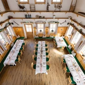 Wedding location - Der Zloam Wirt im Narzissendorf Zloam eignet sich perfekt für Hochzeitsfeiern bis zu 70 Personen über 2 Ebenen. - Narzissendorf Zloam