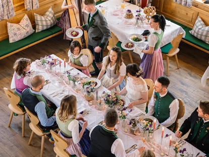 Hochzeit - nächstes Hotel - Lahn (Hallstatt) - Eine Hochzeit ist ein Fest mit Freunden - den idealen Rahmen bietet der Zloam Wirt im Narzissendorf Zloam. - Narzissendorf Zloam