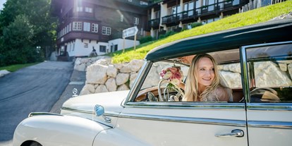 Hochzeit - Hochzeitsessen: 5-Gänge Hochzeitsmenü - Tegernsee - Brautauto vor dem Berghotel Sudelfeld  - Berghotel Sudelfeld - Brösel Alm