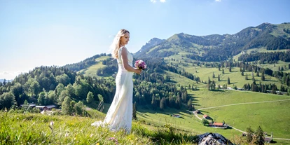 Hochzeit - Frühlingshochzeit - Rosenheim (Rosenheim) - Bestechendes Fotomotiv in den Wiesen und Almen am Sudelfeld  - Berghotel Sudelfeld - Brösel Alm