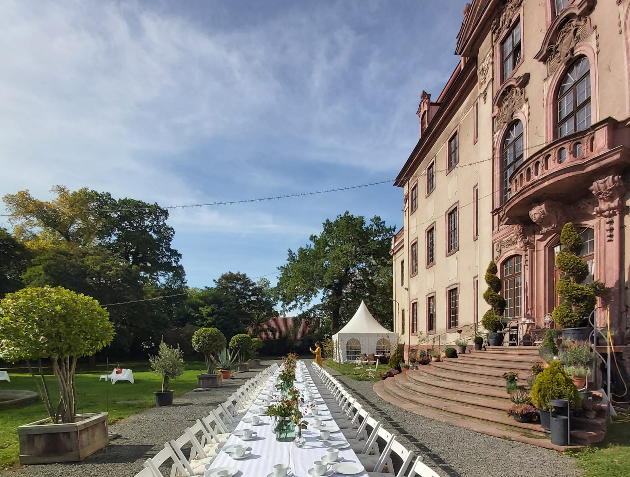 Hochzeitslocation - Schloss Brandis Parkseite mit Kaffeetafel  - Schloss Brandis