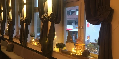 Wedding - Geeignet für: Firmenweihnachtsfeier - Oberding - Saal - Fensterseite rtg Hausfront - Gasthaus Neuwirt / Martin Irl Catering