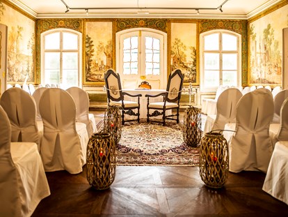 Hochzeit - Hochzeitsessen: 5-Gänge Hochzeitsmenü - Region Wachau - Tapetenzimmer mit eleganten Stuhlhussen - Schloss Luberegg