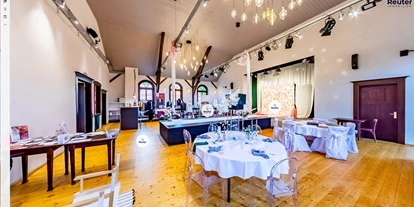 Nozze - Hochzeitsessen: 3-Gänge Hochzeitsmenü - Buchfart - Runde Tische im Saal zur Hochzeitsfeier - Villa-Kapellendorf