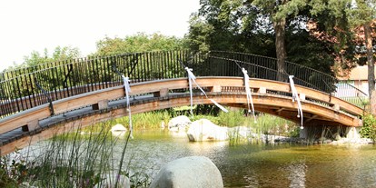 Hochzeit - Umgebung: im Park - Murtal - Brücke über den Naturbadeteich - Hotel G'Schlössl Murtal