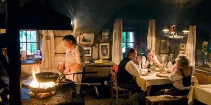 Bruiloft - Umgebung: in den Bergen - Kitzbühel Kitzbühel - In der Rauchkuchl werden über offenen Feuer mehrgängige Menüs zubereitet. - Schwaigerlehen
