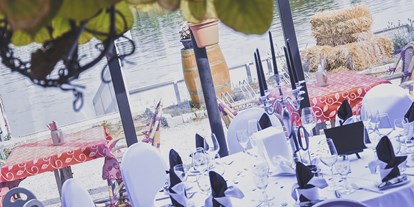 Hochzeit - Hunde erlaubt - Unser großzügiger Gastgarten mit direktem Blick aufs Wasser.  - Donau Restaurant - Vabene