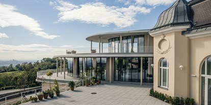 Hochzeit - Umgebung: in Weingärten - Schwechat - Außenansicht Schloss & Panoramahaus - Weitsicht Cobenzl