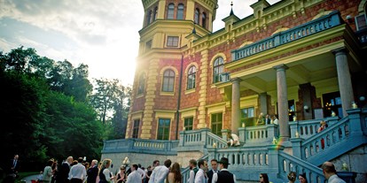 Hochzeit - Salzkammergut - Die riesige Gartenanlage mit Blick auf den Trausee lädt zu einem Cocktail auf der Terrasse oder im Garten selbst. - Schloss Traunsee