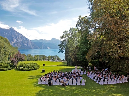 Hochzeit - Sommerhochzeit - Rüstorf - Fantastischer Ausblick auf den Traunsee und die Bergkette - mit dem imposanten Traunstein, dem imposanten Wächter des Salzkammergutes. - Schloss Traunsee
